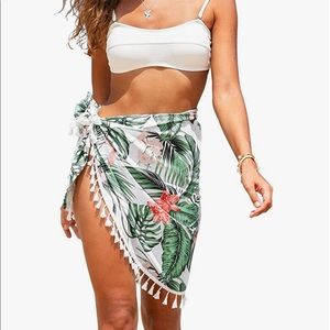 BNWT Palm Print Sarong Coverup with tassel fringe. Size S/M. Perfect for summer